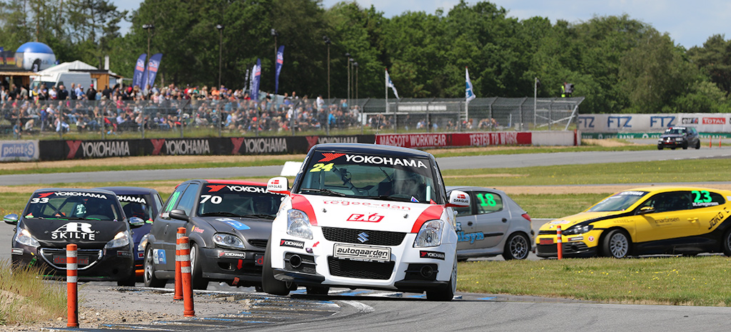 Den lille Yokohama klasse med de mange deltagere giver mange dyster på banen.
(Foto: Motorsporten.dk)